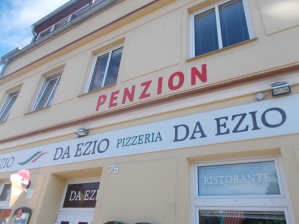 Polep na fasádu Da Ezio - výroba a realizace samolepící folie na fasádu pizzerie Da Ezio