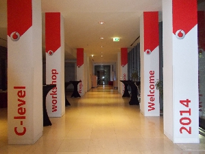 Polepy sloupů pro Vodafone - realizace brandu Vodafone v hotelu Angelo na Smíchově - polepy přímo na sloupy